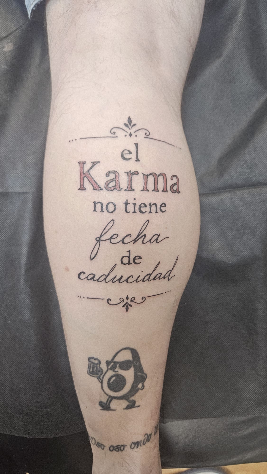 Tatuaje con frase en la pierna