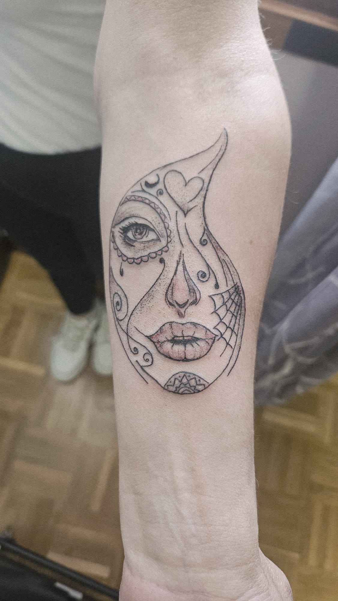 Tatuaje artístico en el brazo